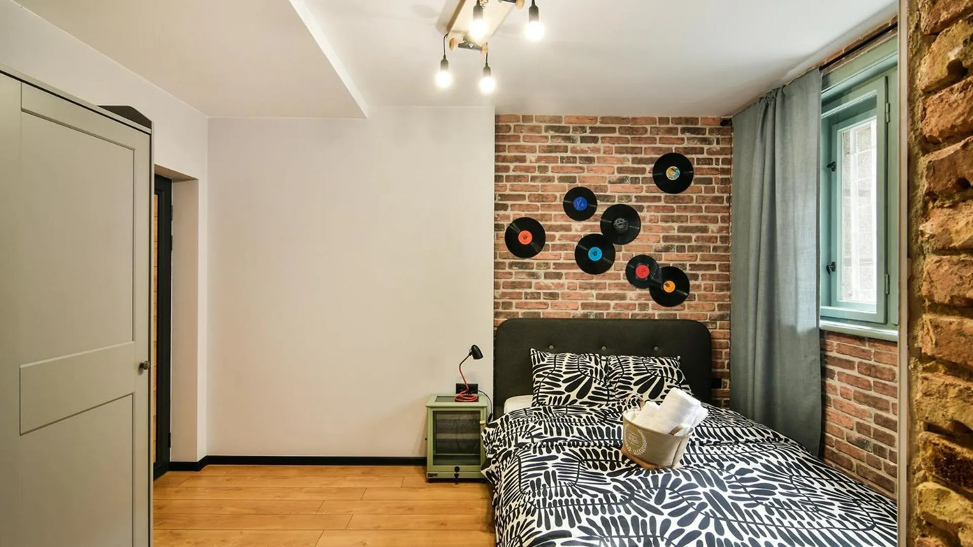 Handmade - Central Studio Varna 0*,